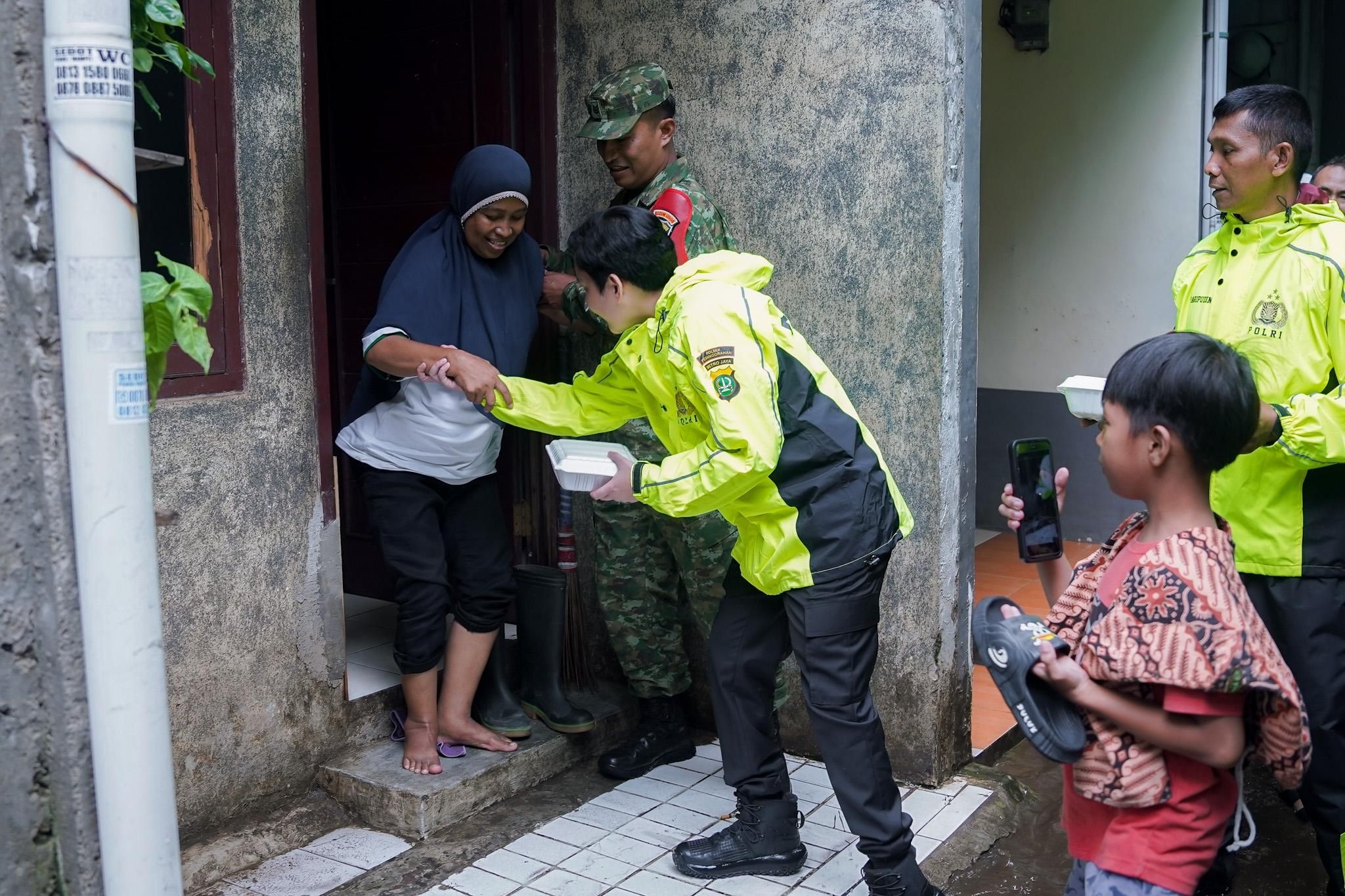 Banjir Luapan Kali Uangan Rendam 514 Rumah di Ulujami, Polsek Pesanggrahan Salurkan 700 Nasi Bungkus