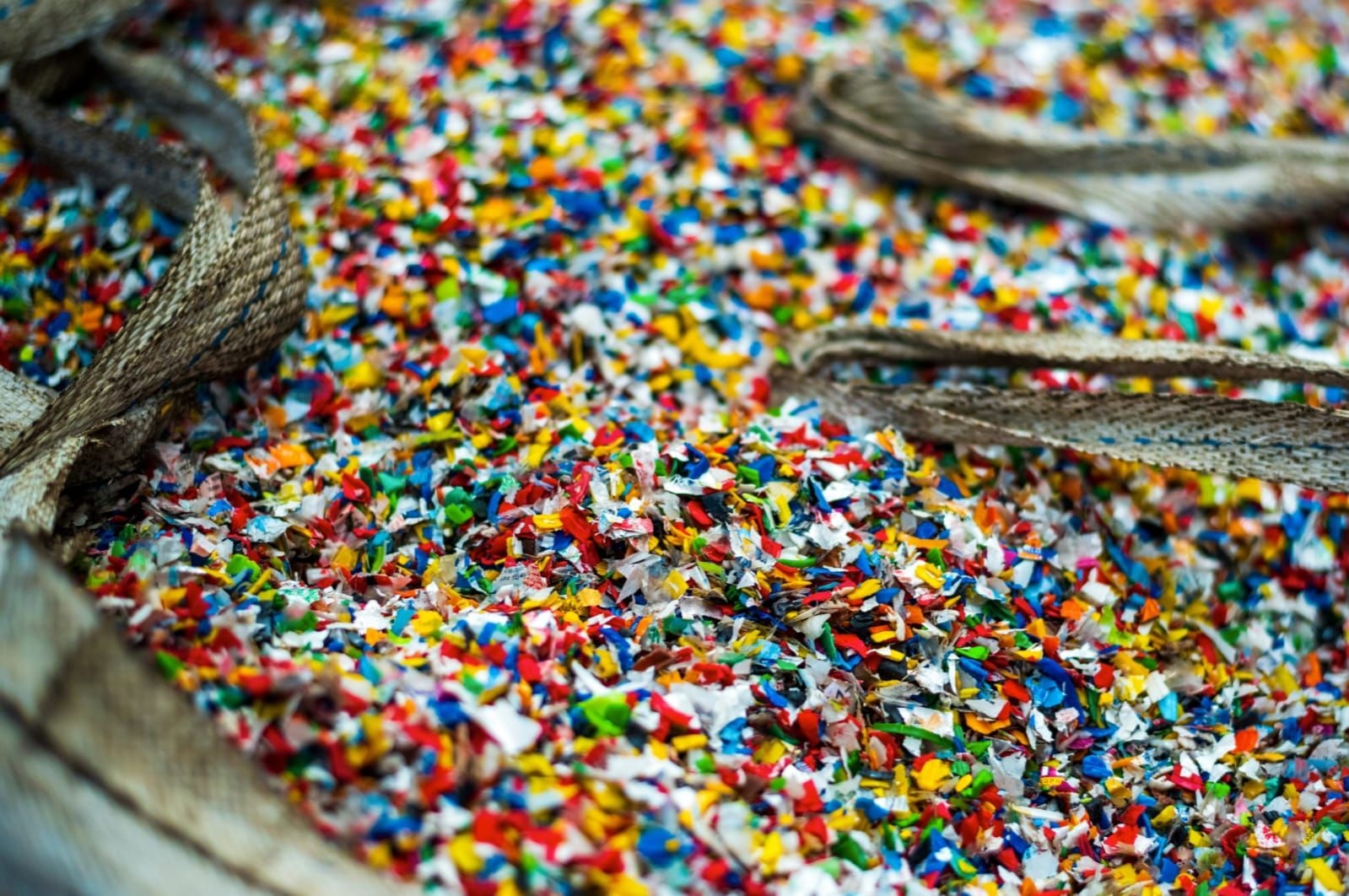 Mikroplastik di Udara dan Hujan, Ancaman Baru bagi Kesehatan Masyarakat Perkotaan