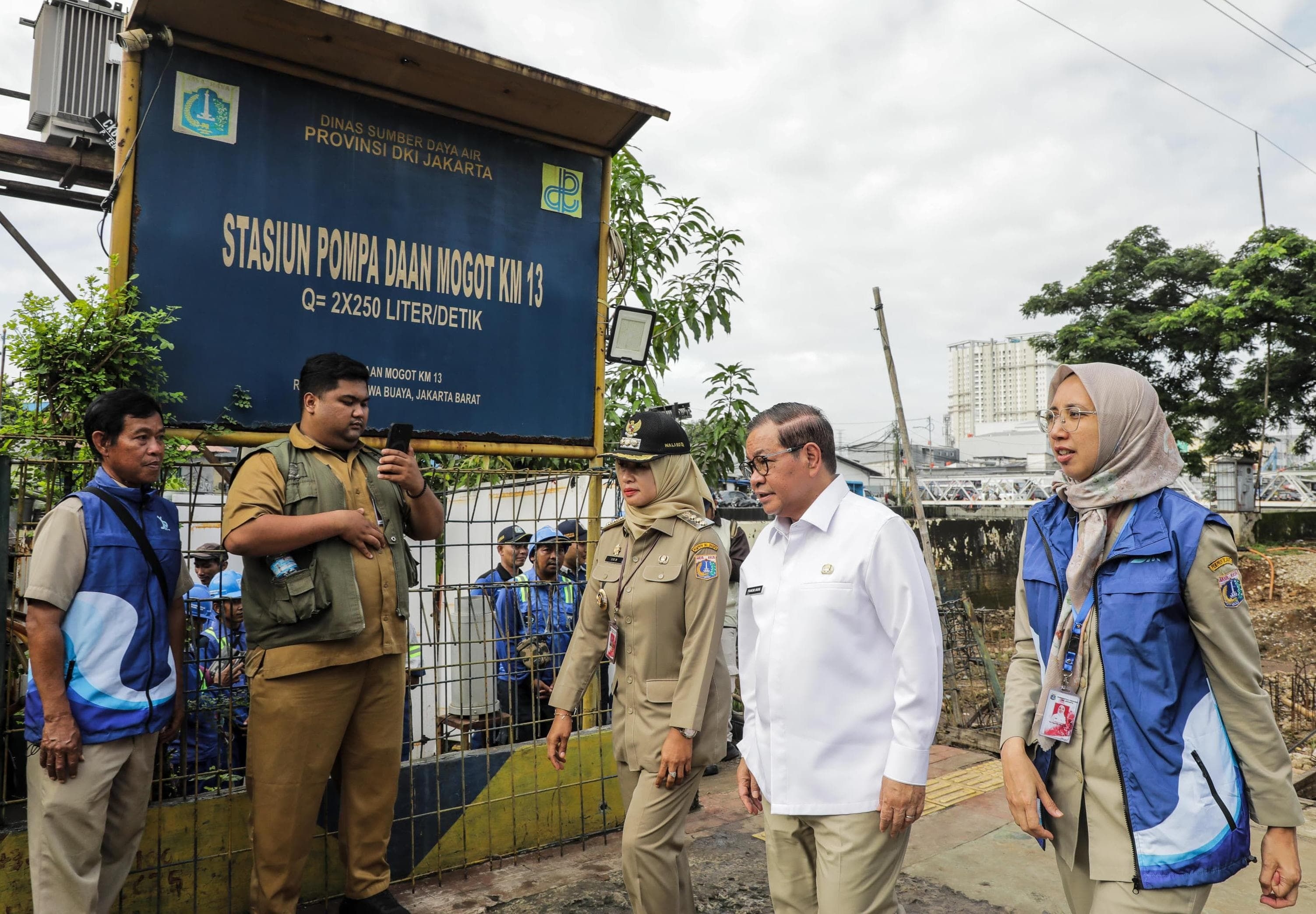 Gubernur Pramono Tinjau Pembangunan Sistem Polder Daan Mogot, Targetkan Kurangi Banjir di Jakarta Barat