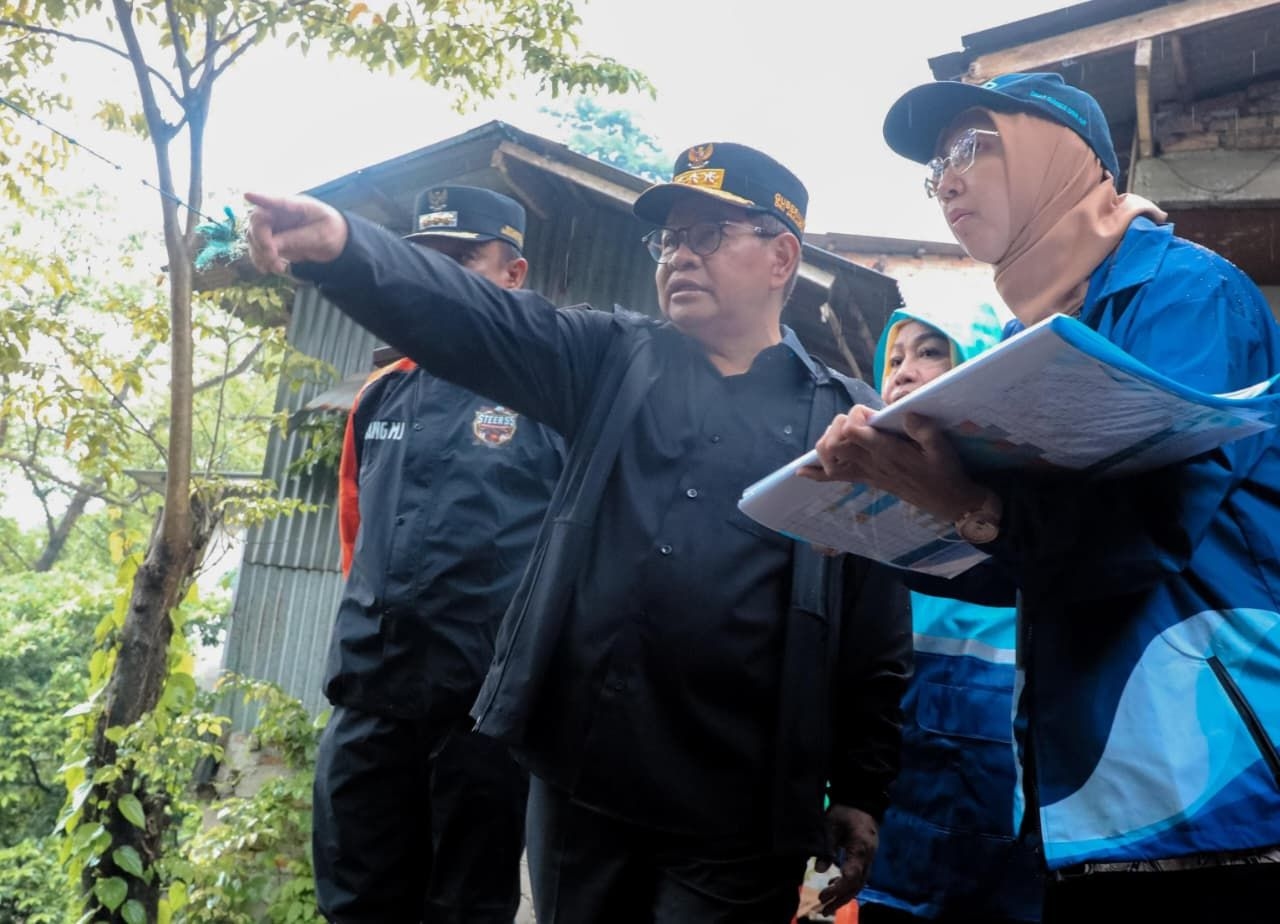 Tinjau Lahan untuk Normalisasi Kali Ciliwung di Cawang, Gubernur Pramono Targetkan Pembebasan 133 Bidang Tanah Rampung Tahun Ini