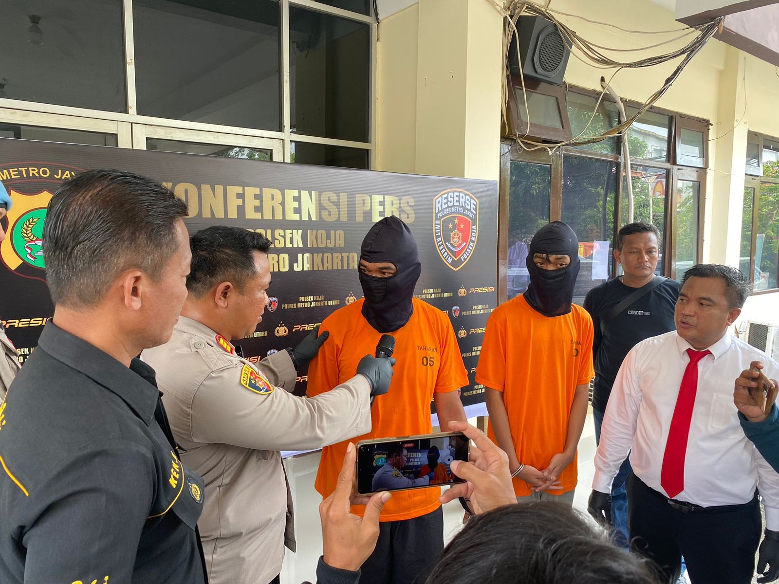 ADA ADA AJE: Gegara Helm Hilang, Nyawa Teman Melayang