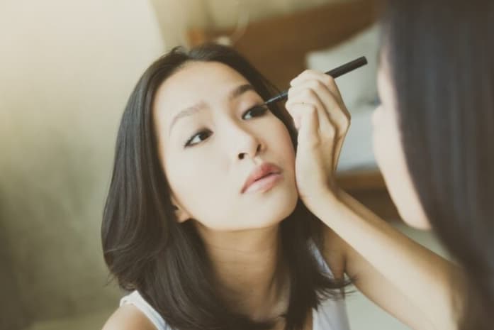 Jangan Panik Saat Makeup Luntur, Begini Trik Touch Up Ulang dengan Cepat yang Wajib Dicoba
