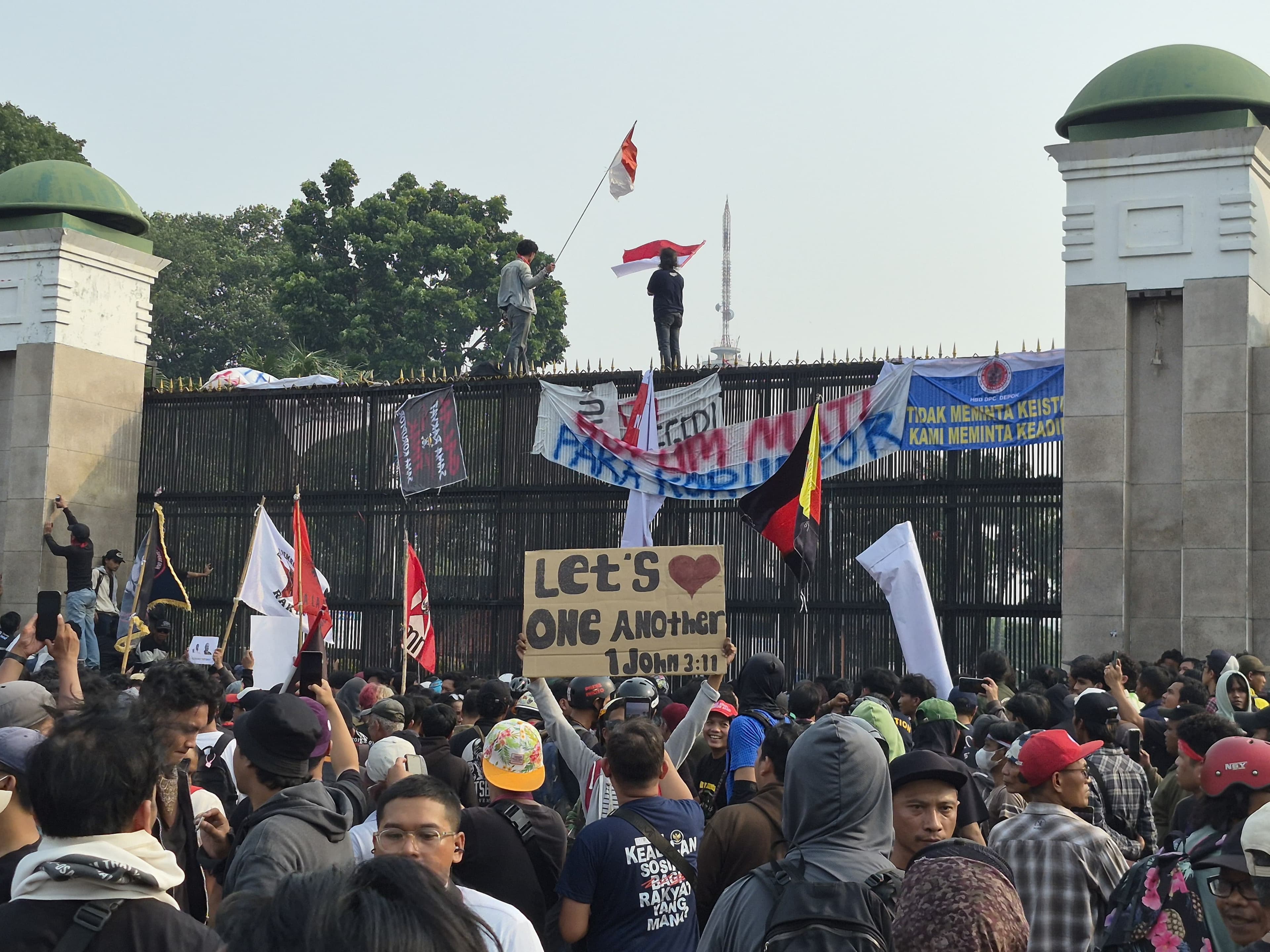 Massa Pati Bubarkan Diri, Demo Depan DPR RI Dilanjutkan Mahasiswa dan Elemen Masyarakat Lain