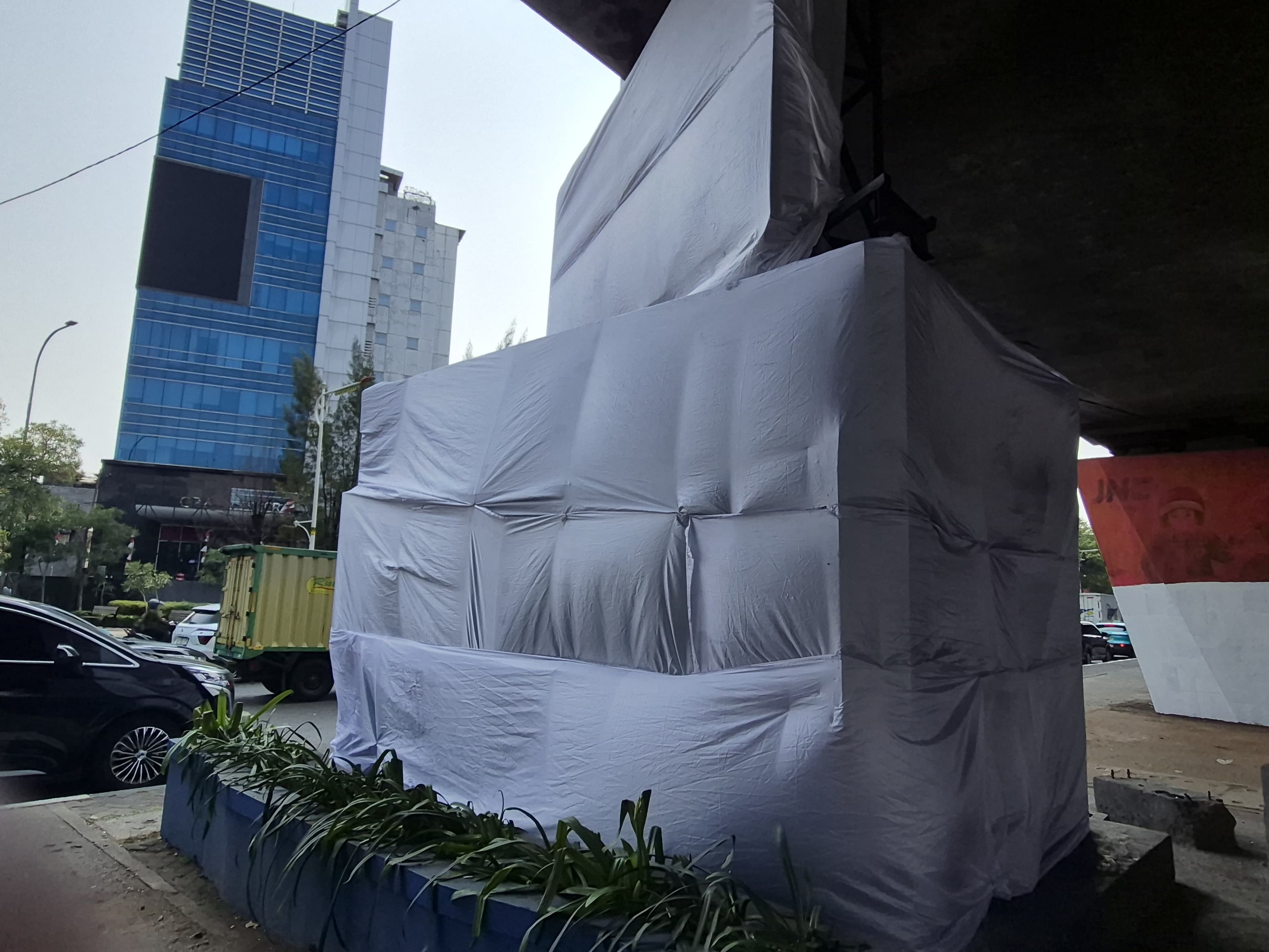Kondisi Pos Polisi Slipi Usai Dibakar Massa Demo DPR: Ditutup Pakai Kain Putih, Lalin Sekitar Padat