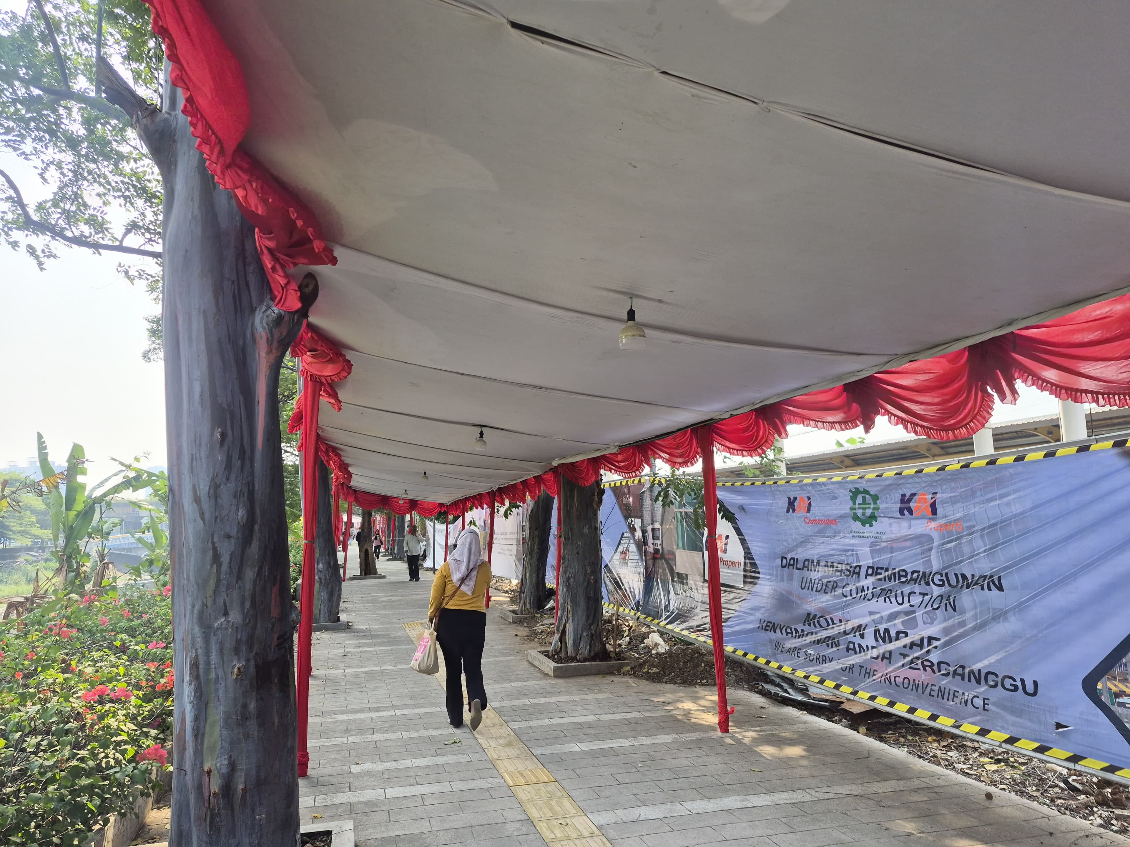 Kondisi Stasiun Karet Usai Ditutup: Akses Pejalan Kaki Dipasangi Tenda, Pembongkaran Mulai Berjalan