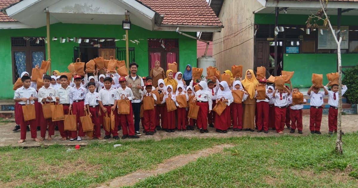 Muhammadiyah Kubu Raya Bagikan Alat Tulis untuk Siswa SD Negeri 52 Sungai Raya