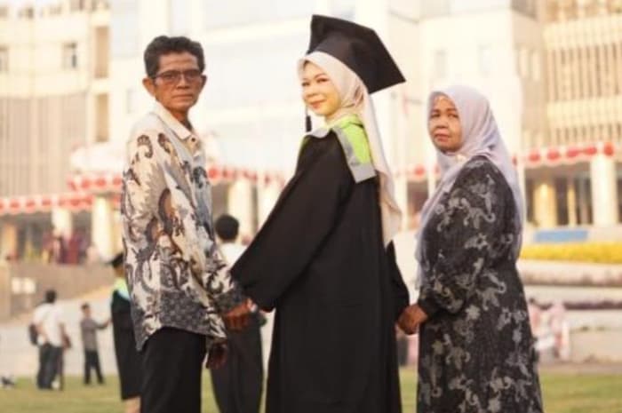 Jaga Ibu di Rumah Sakit Sambil Kerjakan Skripsi, Nurul Berhasil Lulus dengan IPK 3,95