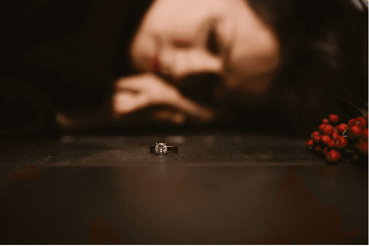 Gara-gara Tak Turuti Perintah Suami Untuk Tutup Lapak Jualan, Seorang Istri Diseret hingga Ditusuk Gunting Oleh Suami saat Sedang Jualan Live