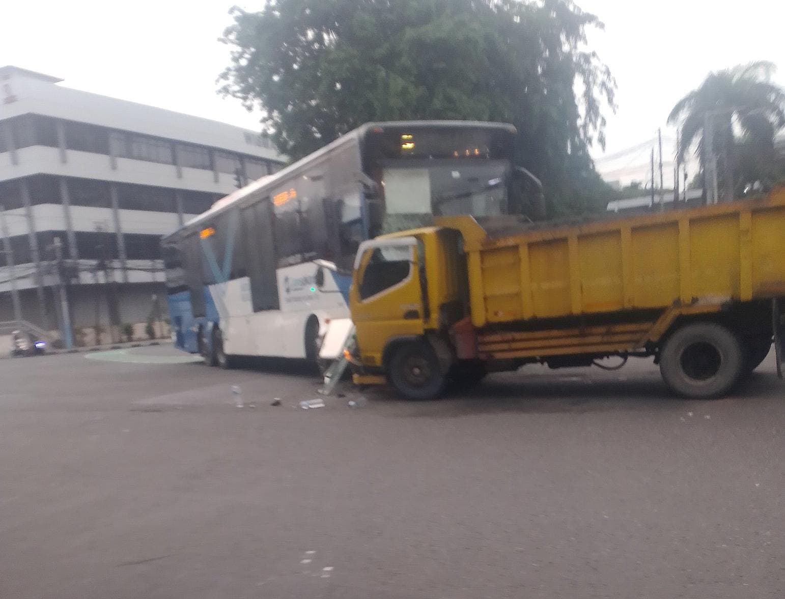 Viral! Bus Transjakarta Adu Banteng vs Truk di Depan RSUD Tarakan Pagi Tadi, Berikut Kronologinya