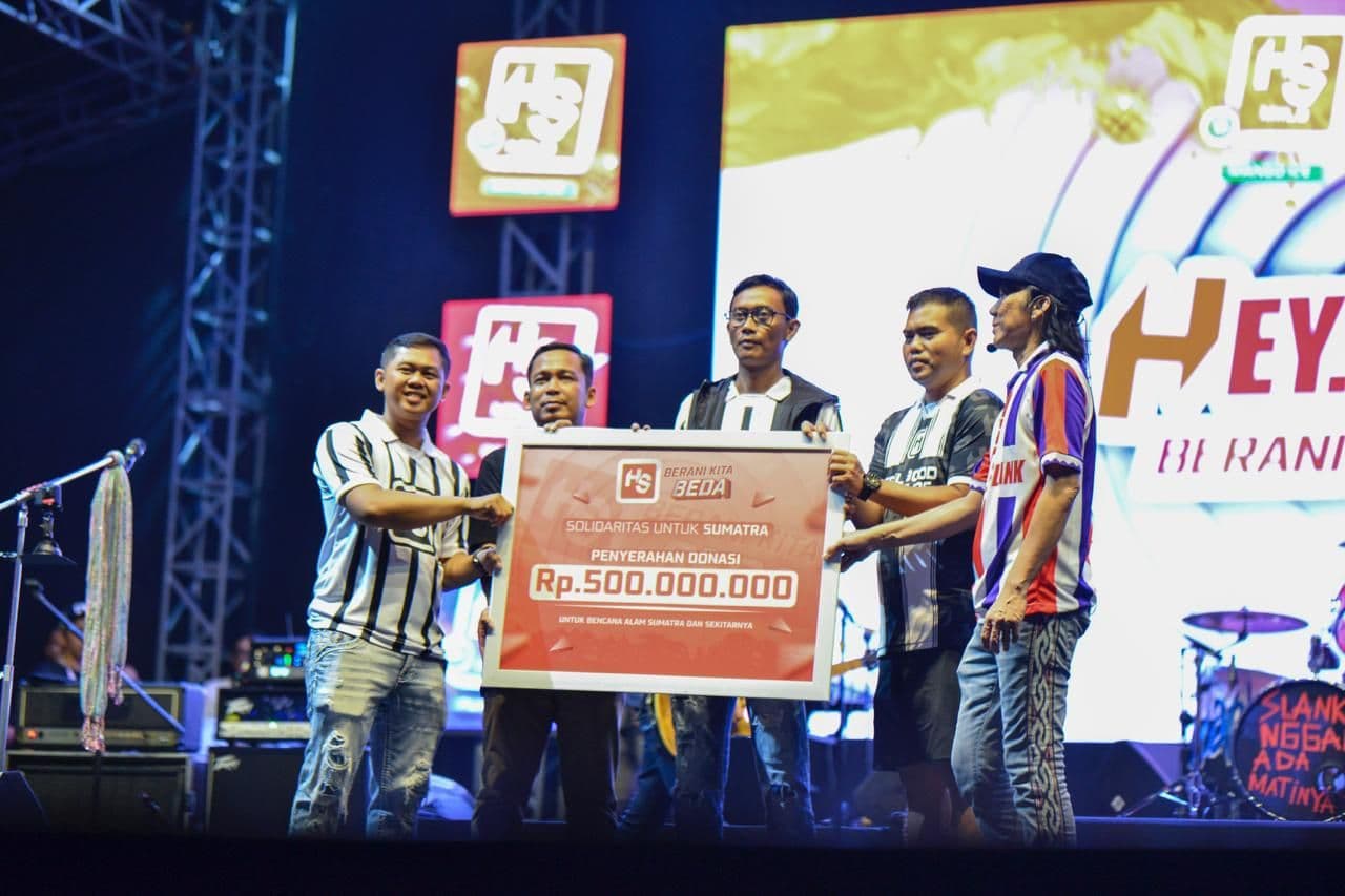 Di Depan Puluhan Ribu Slankers, Bos HS Serahkan Rp 500 Juta Hasil Lelang Vespa dan Bass Personil Slank untuk Bencana Sumatra