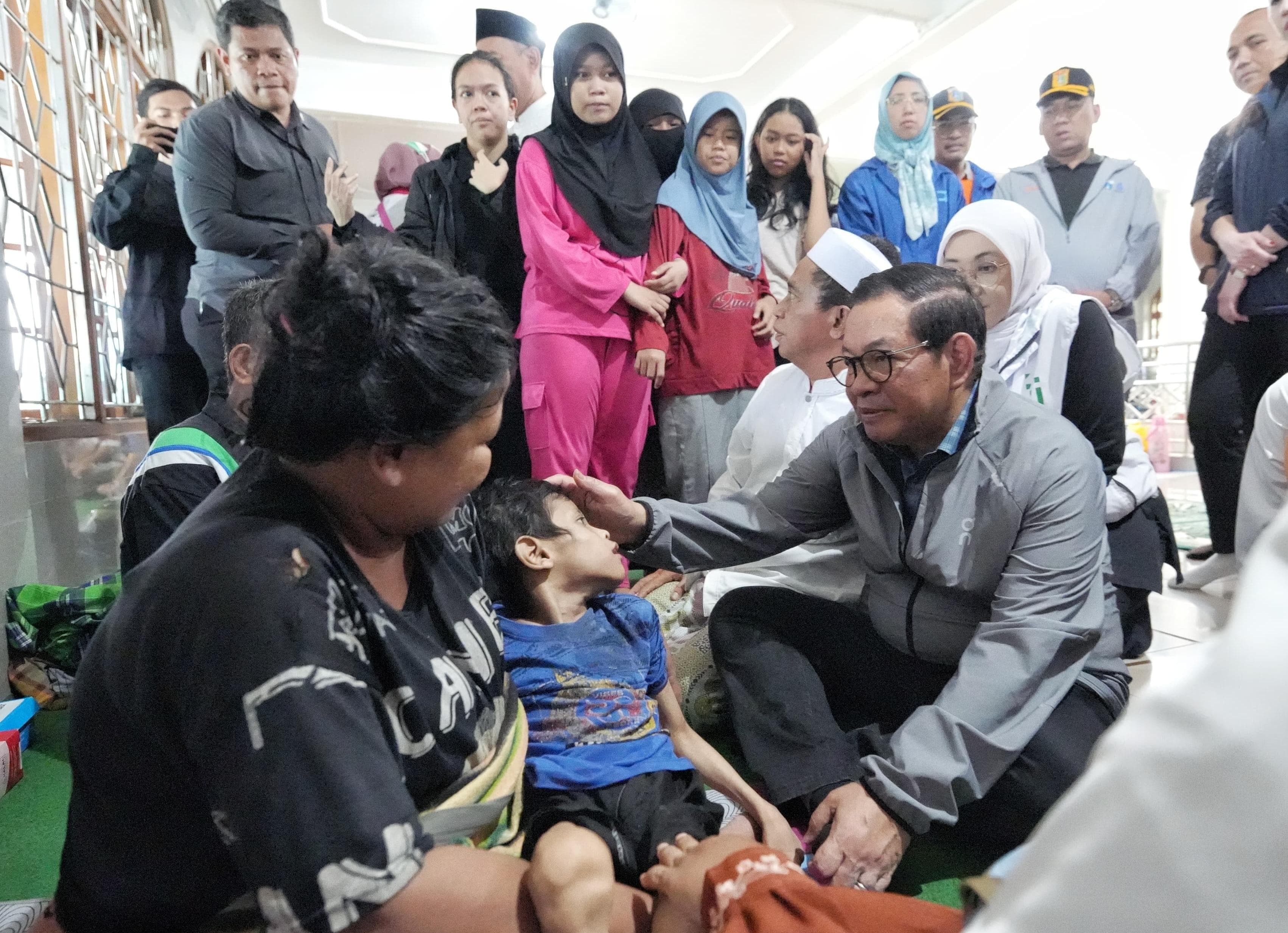 Tinjau Kondisi 177 Pengungsi Banjir di Rawa Buaya, Gubernur Pramono Pastikan Logistik Aman