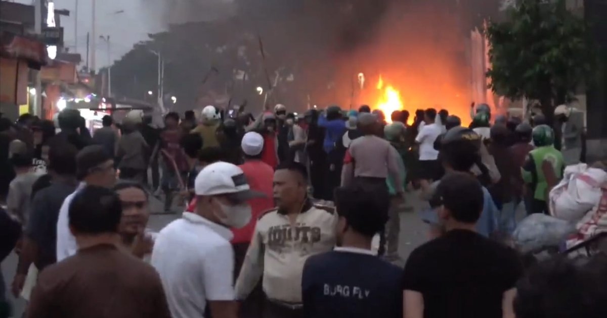 Tawuran Pecah Lagi di Depan Stasiun Manggarai, Massa Anarkis Main Bakar-bakaran