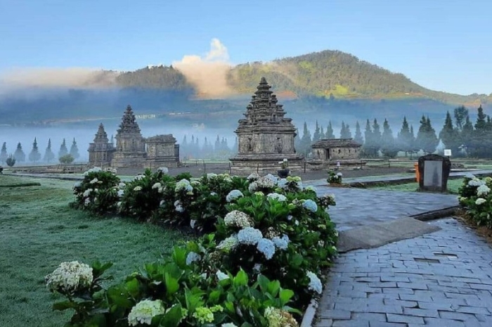 Bukan Sekadar Aturan Berpakaian, Wisatawan ke Candi Arjuna Dieng Diajak Belajar Menghormati Budaya