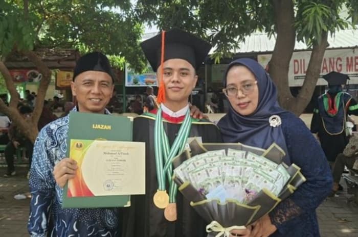 Kuliah Sambil Bekerja, Anak Penjual Nasi Uduk Ini Justru Jadi Wisudawan Terbaik FEB UNJ