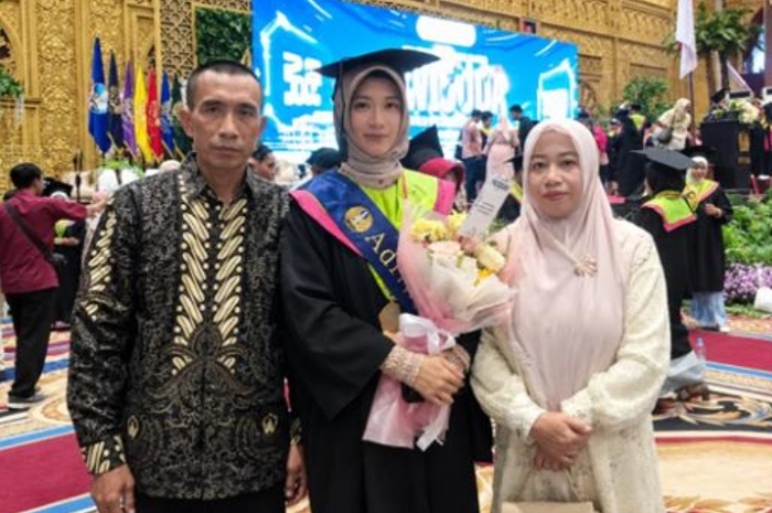IPK 3,82 dan Jadi Wisudawan Terbaik, Sholiha Buktikan Introvert Bisa Berprestasi