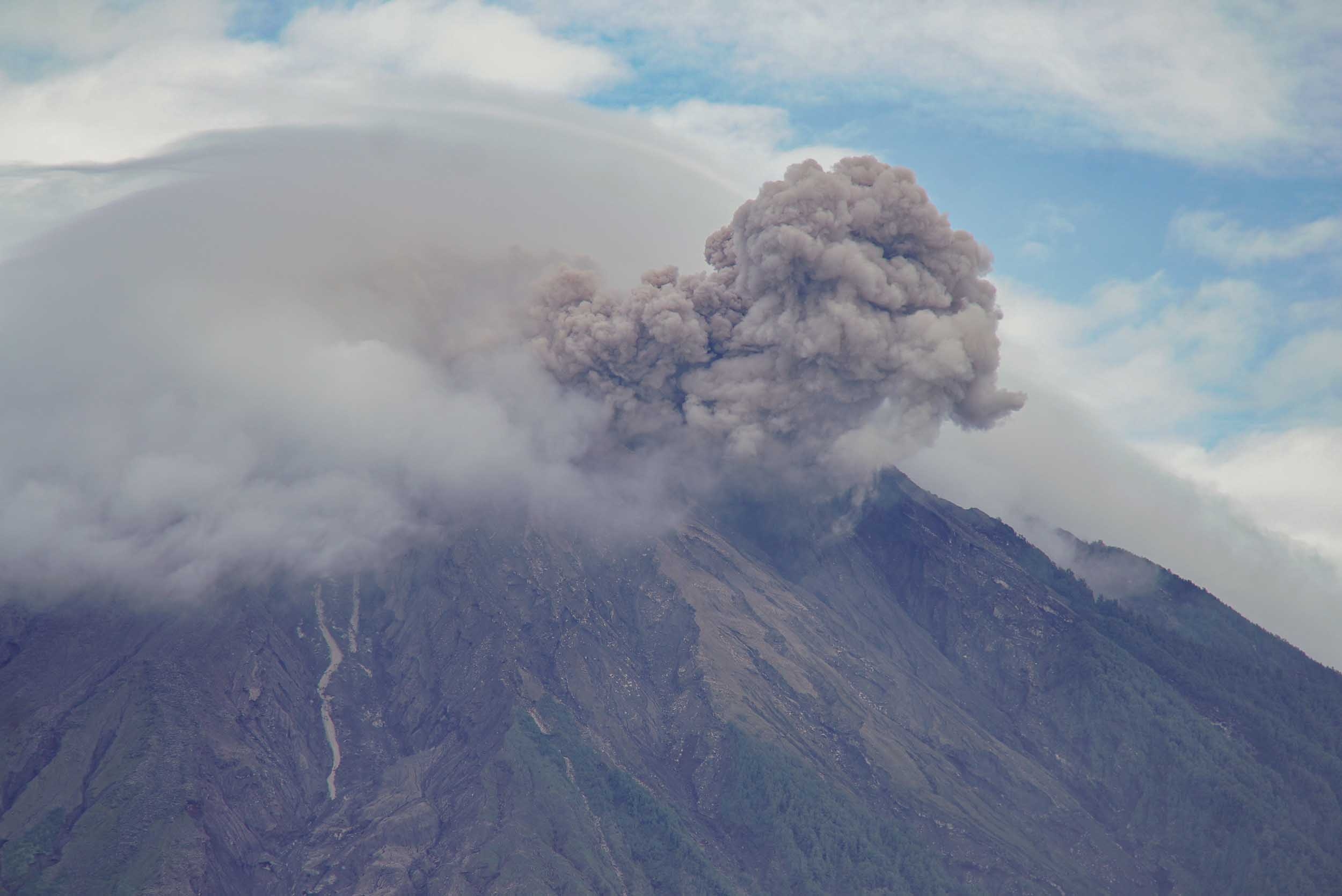 Gunung Semeru Erupsi Sembilan Kali, Tinggi Letusan Mencapai 1.000 Meter