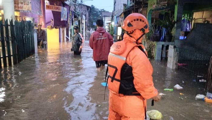 Banjir di Jakarta: Hingga Pagi Ini 48 RT dan 16 Ruas Jalan Masih Terendam, Ketinggian Air Capai 1,7 Meter, Berikut Titik Lokasinya