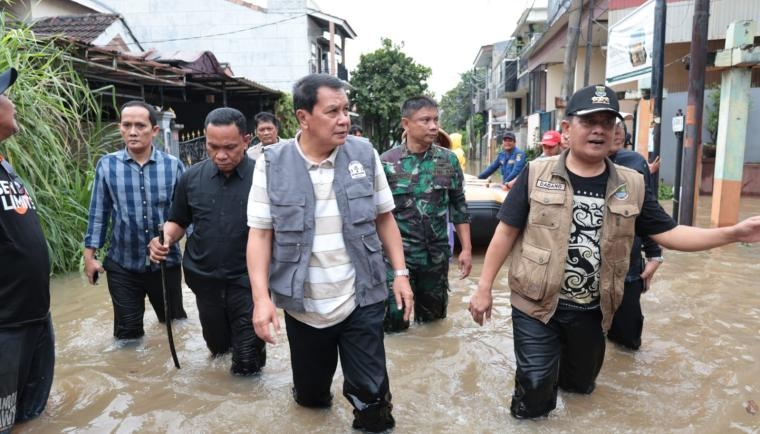Bupati Tangerang Tinjau Banjir di 15 Kecamatan, Siagakan Pompa hingga Berikan Bantuan Logistik