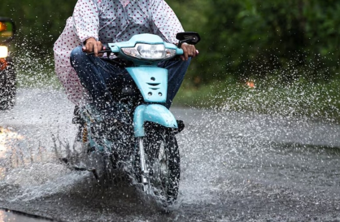 4 Tips Berkendara Saat Hujan agar Tetap Aman di Jalan, Banyak Pengendara Masih Mengabaikan
