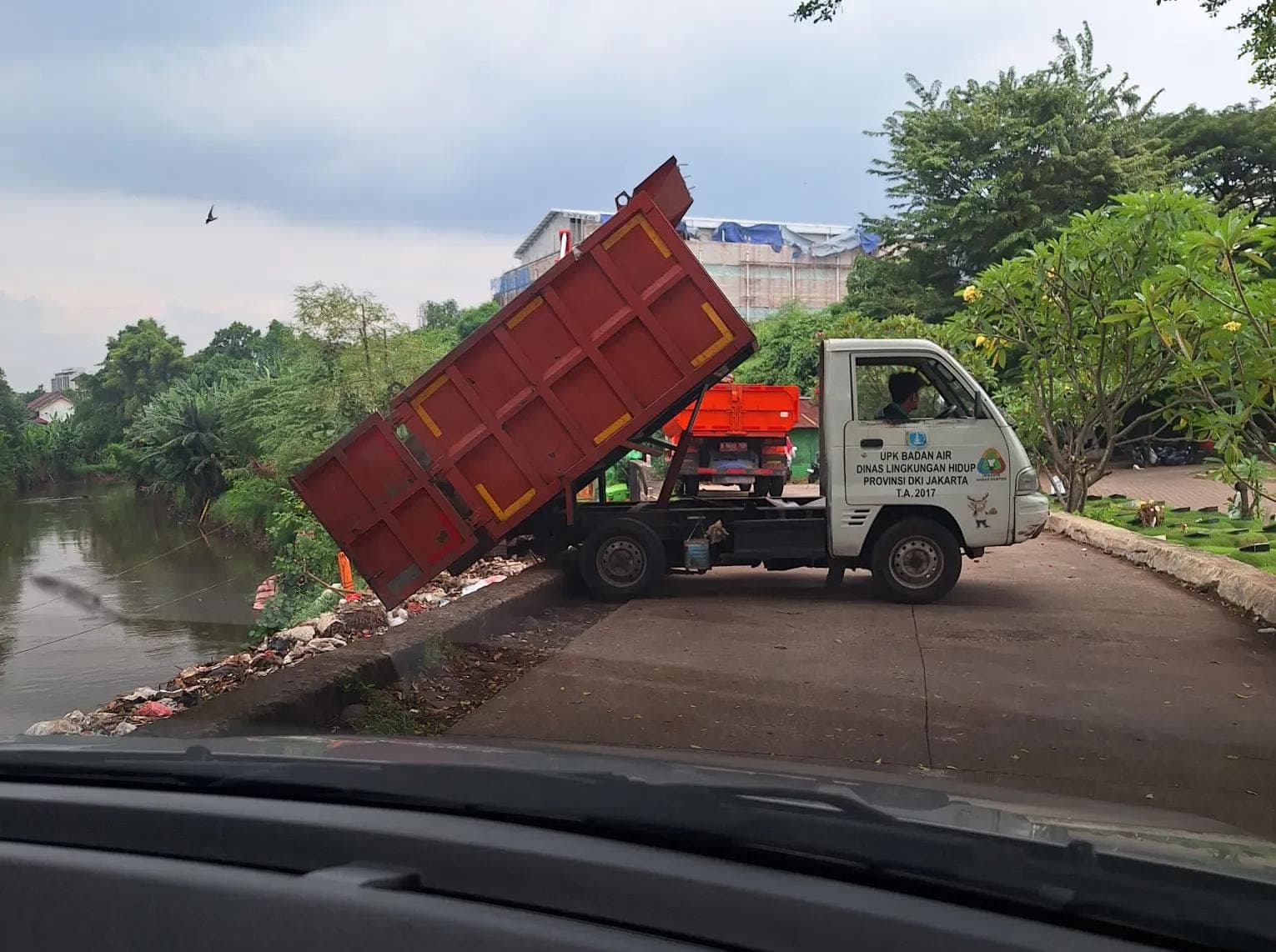 Usai Viral Disebut Buang Sampah di Badan Sungai Pesanggrahan, Dinas Lingkungan Hidup DKI Tutup Permanen Emplasemen TPU Tanah Kusir
