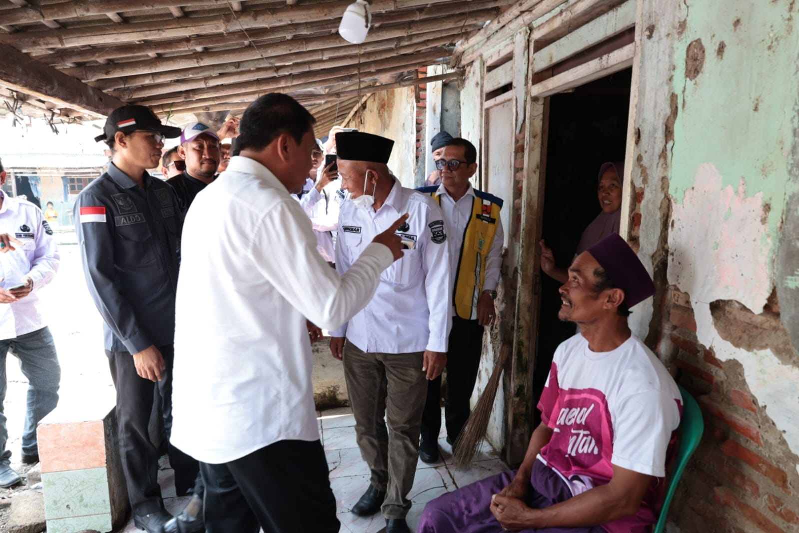 Tinjau Rumah Tidak Layak Huni Milik Warga Pakuhaji, Bupati Tangerang Langsung Berikan Bantuan untuk Perbaikan