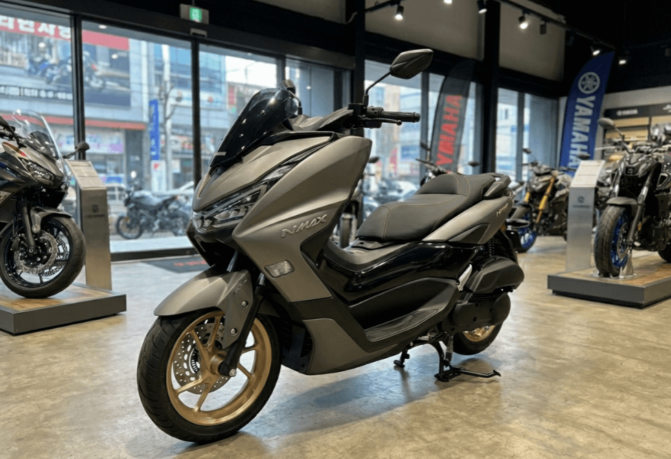 Yamaha NMAX 2026 Varian Tech Max Ultimate Tampil Lebih Mewah dengan Jok Kulit Jahitan Emas dan Suspensi Tabung Premium