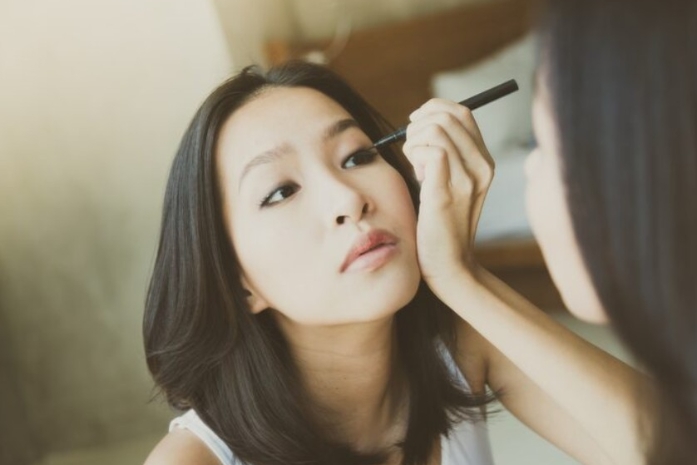 Jangan Panik Saat Makeup Luntur, Begini Trik Touch Up Ulang dengan Cepat yang Wajib Dicoba