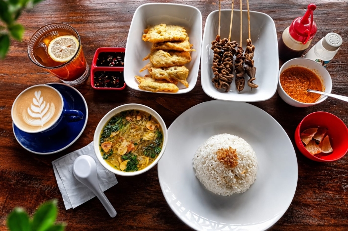 Soto Hangat dan Cafe Latte di Tengah Sawah? Hidden Gem Kuliner Klaten Ini Bikin Penasaran