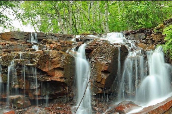 Dekat dari Jakarta, 5 Air Terjun Ini Jadi Tempat Healing Favorit yang Lagi Ramai Dikunjungi