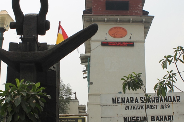 Dijuluki “Menara Pisa” Jakarta, Bangunan Miring Ini Ternyata Sudah Berusia Hampir 2 Abad
