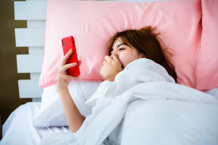Suka Langsung Cek HP Saat Bangun Tidur? Ini Arti Kepribadian Kamu