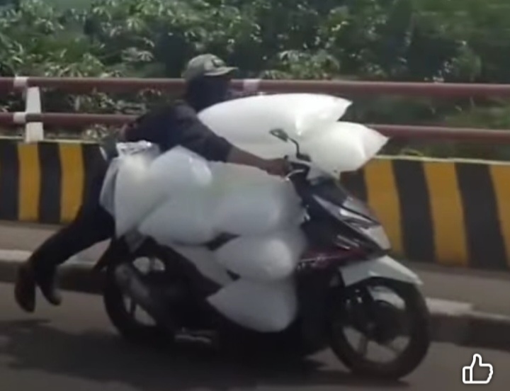 Viral Pemotor Angkut Es Batu di Bogor Seperti Superman Terbang