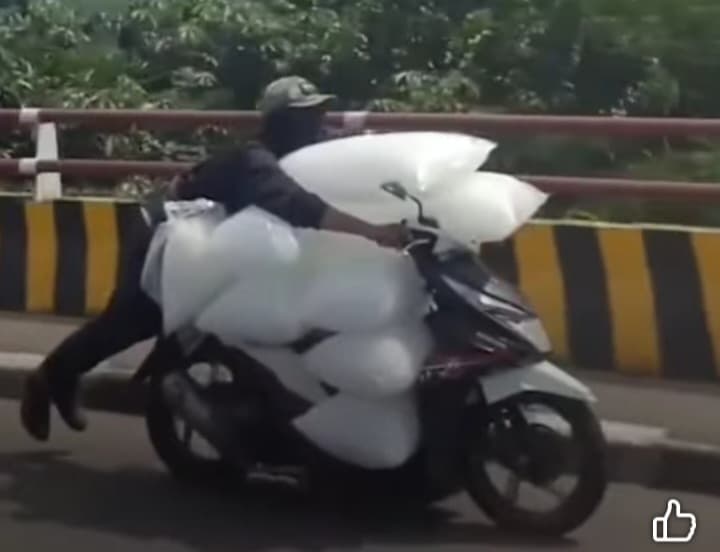 Viral Pemotor Angkut Es Batu di Bogor Seperti Superman Terbang