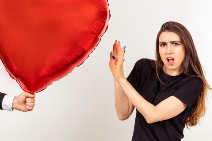 Jangan Salah Paham, Ini Ciri Pria yang Terlihat Romantis Tapi Justru Red Flag