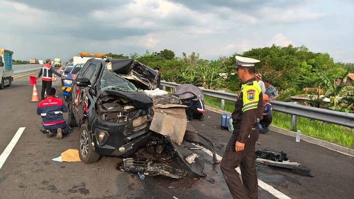 Kecelakaan Maut Minibus Tabrakan dengan Truk, 27 Jemaat Gereja Tewas