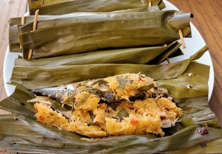 Menikmati Kelezatan Pindang Kukus Daun Pisang, Kuliner Sederhana Kaya Rasa