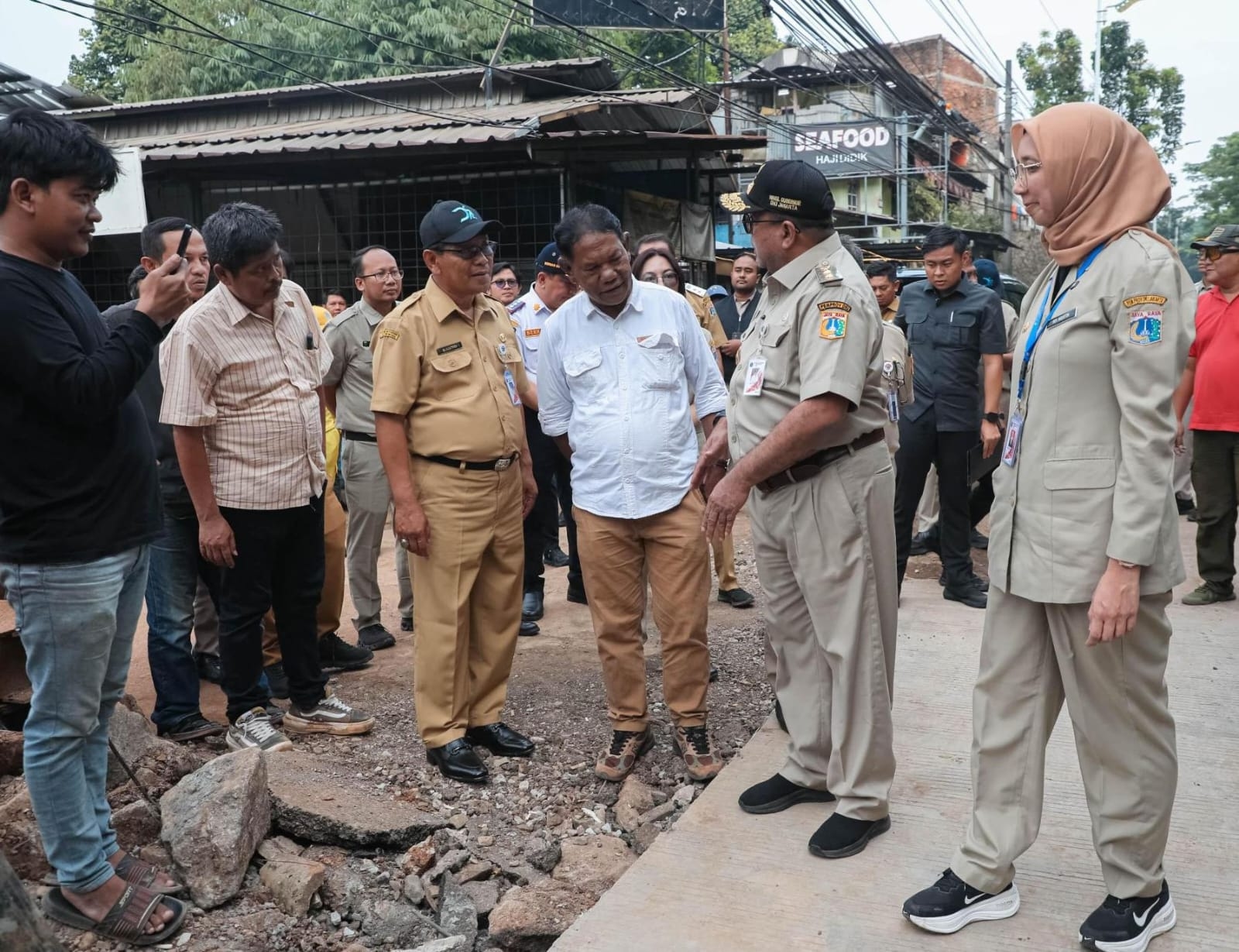 Dua Ruas Jalan Amblas Lenteng Agung Kini Bisa Dilalui, Wagub Rano Apresiasi Bisa Rampung dalam 5 Hari