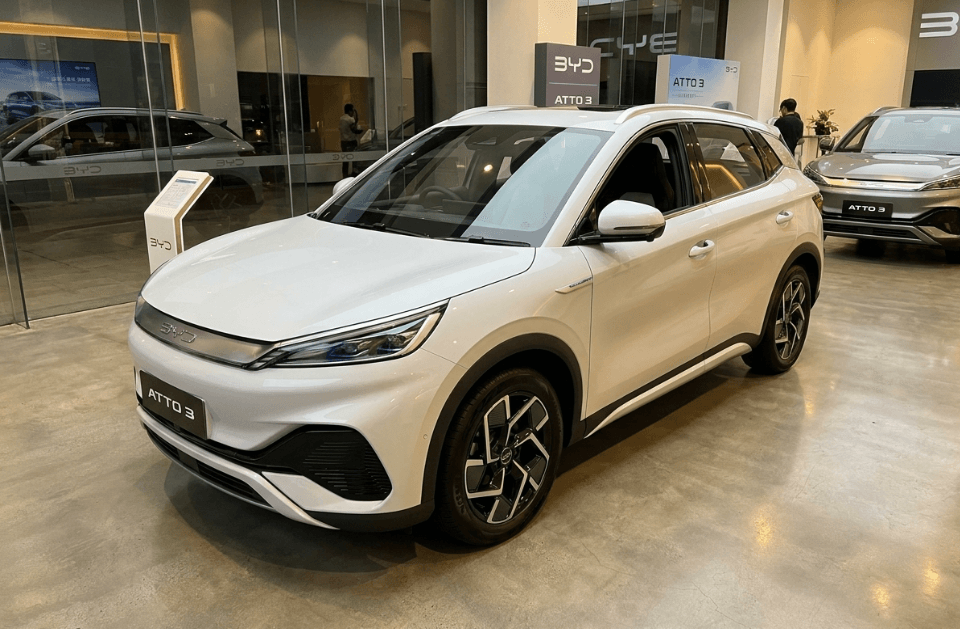 BYD Kembali Mengejutkan Pasar SUV Listrik Murah Lewat Atto 3 Varian Advanced yang Punya Baterai Awet Hingga 480 Km dan Desain Modern Kekinian