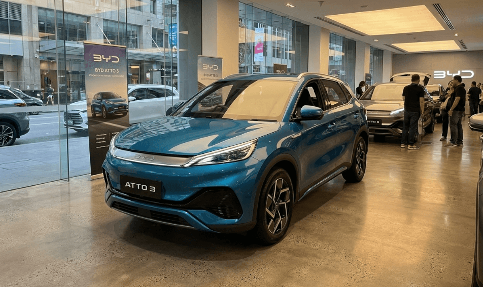 BYD Atto 3 Disebut Jadi SUV Paling Unik Tahun Ini Berkat Detail Interior Senar Gitar dan Daya Tahan Baterai Super Ekstrem