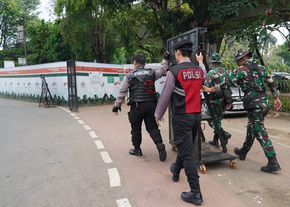 Jaga Aksi Demo Tetap Tertib, TNI-Polri Kompak Pasang Barikade Pembatas 15 Meter