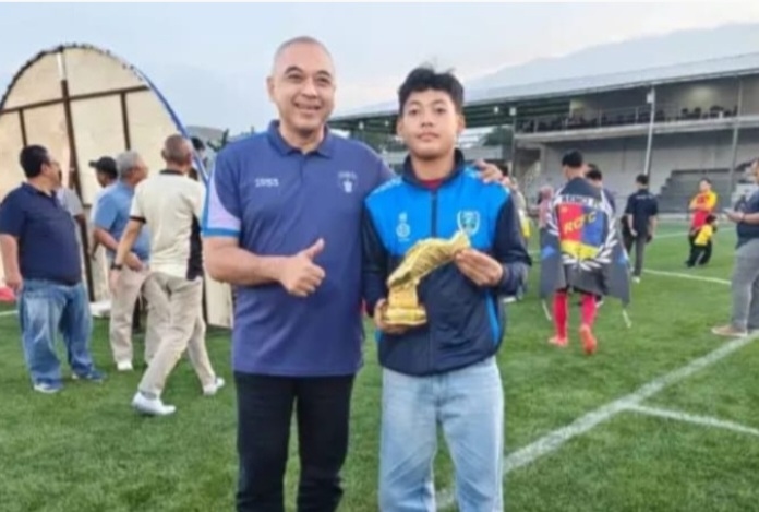 Zaki Iskandar Serahkan Sepatu Emas untuk Badruzaaman Top Skor Piala Bupati Tangerang 2026