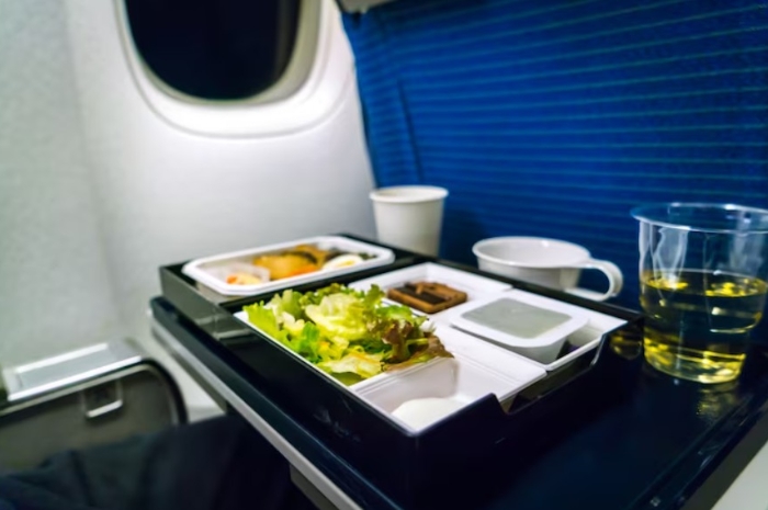 Banyak Penumpang Suka Tapi Pilot dan Pramugari Justru Menghindari 5 Menu Makanan dan Minuman Ini