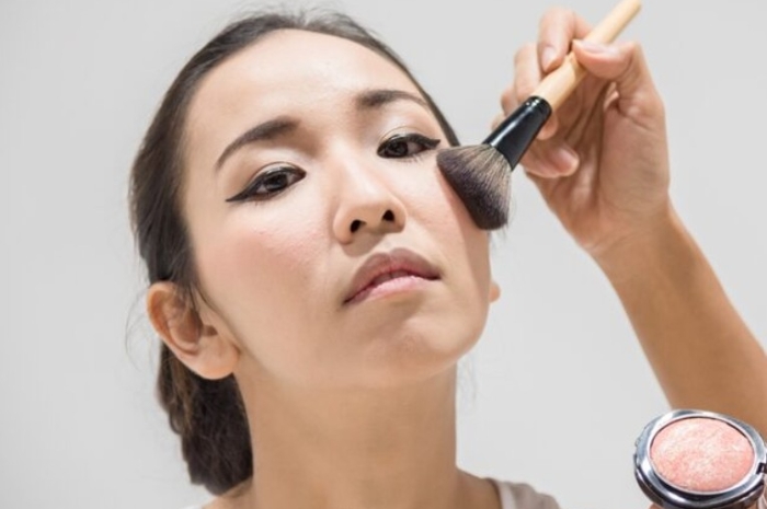 Bukan Karena Produknya, Ini 5 Kesalahan yang Bikin Makeup Cepat Luntur yang Jarang Disadari