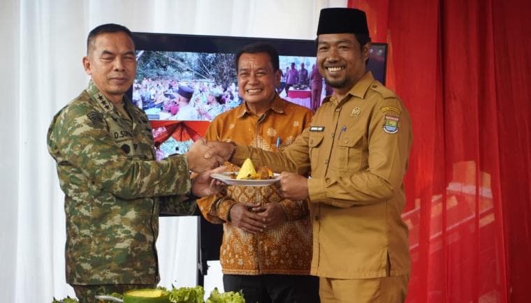 Bersama Pangdam Jaya Resmikan Jembatan Garuda di Kresek, Bupati Tangerang: Untuk Perkuat Akses dan Perekonomian Warga