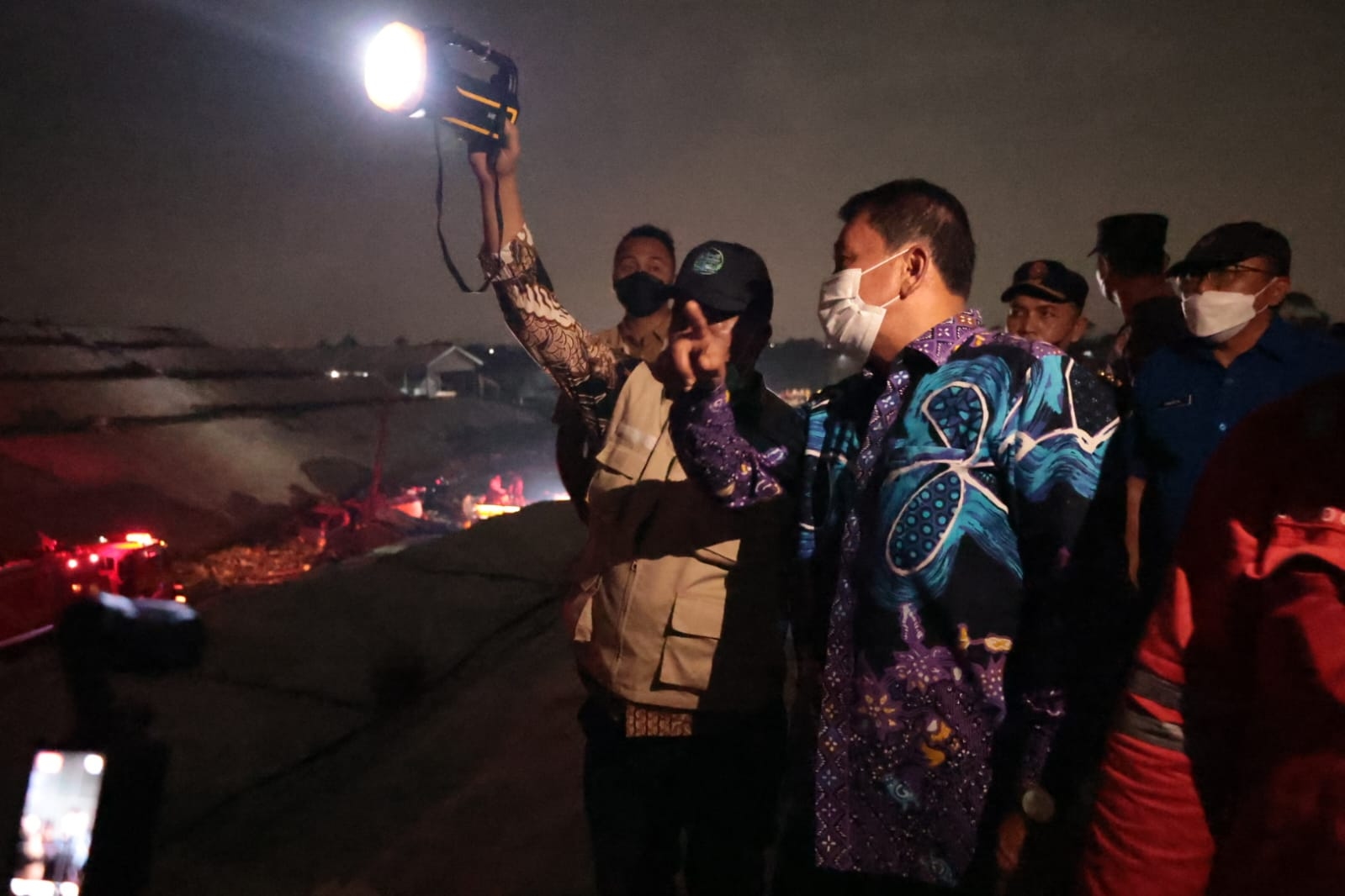 Gerak Cepat Bupati Tangerang, Tengah Malam Tinjau Langsung Kebakaran TPA Jatiwaringin, Siapkan Pengungsian Bagi Warga Terdampak
