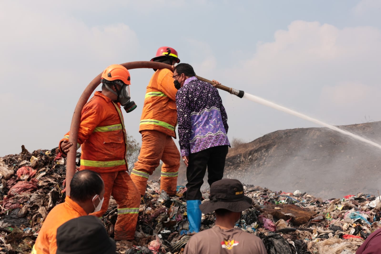 Kerahkan 2 Helikopter BNPB Pengebom Air, Bupati Tangerang: Kebakaran TPA Jatiwaringin Mulai Terkendali