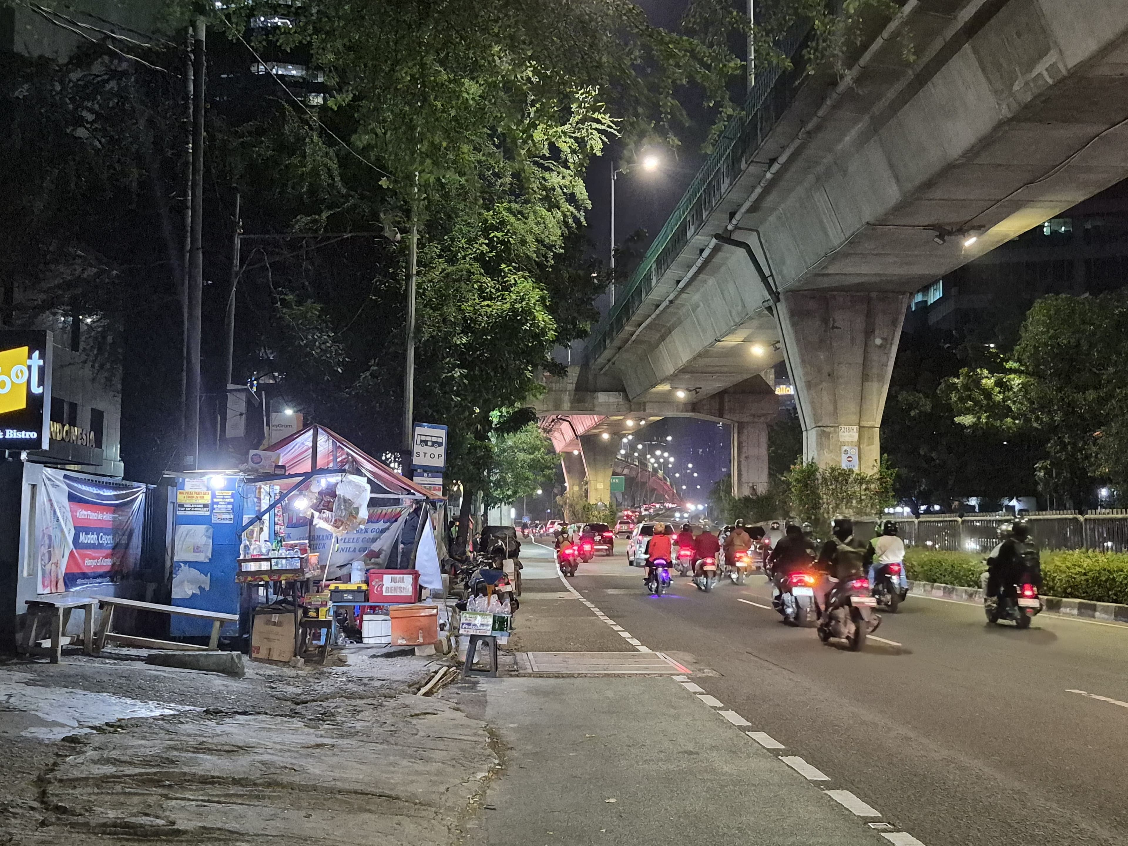 Curhat Pedagang di Balik Pembongkaran JPO Tendean: Pembeli dari Seberang Berkurang, Omzet Menurun