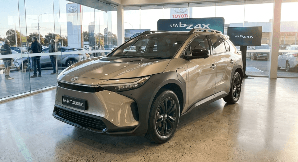 Toyota bZ4X Touring Meluncur di Indonesia untuk Kebutuhan Touring Keluarga, SUV Listrik Gambot dengan Rear Roof Spoiler dan Pelek Hitam 20 Inci