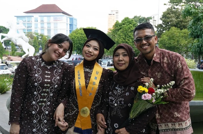 Putri Penjual Kue Tenongan Ini Lulus Undip, Ternyata Ada Pelajaran Besar dari Perjuangan Sang Ibu