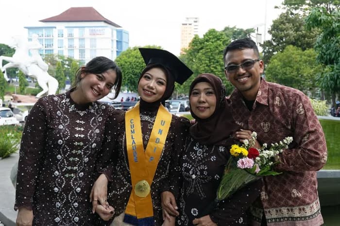 Putri Penjual Kue Tenongan Ini Lulus Undip, Ternyata Ada Pelajaran Besar dari Perjuangan Sang Ibu